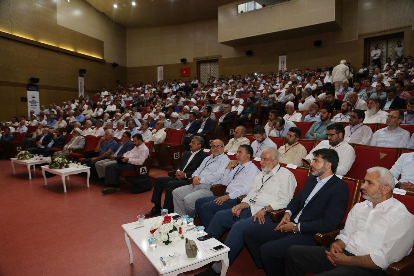 "Allah’a ibadet etmeyen başkasına eder" "Allah’a ibadet etmeyen başkasına eder"